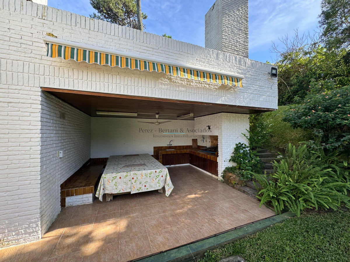 Casa ID.353 - Casa en venta 5 dormitorios en Playa Mansa, Punta del Este