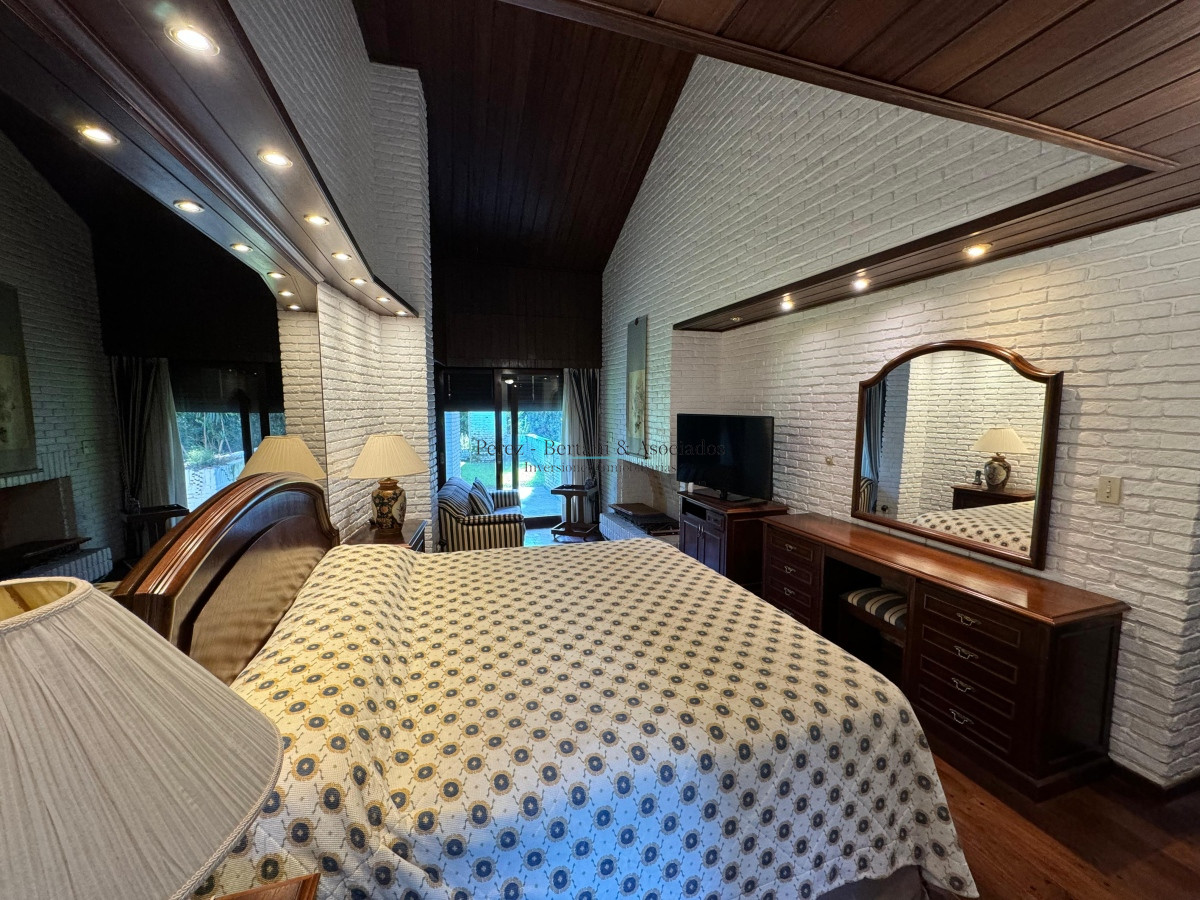Casa ID.353 - Casa en venta 5 dormitorios en Playa Mansa, Punta del Este