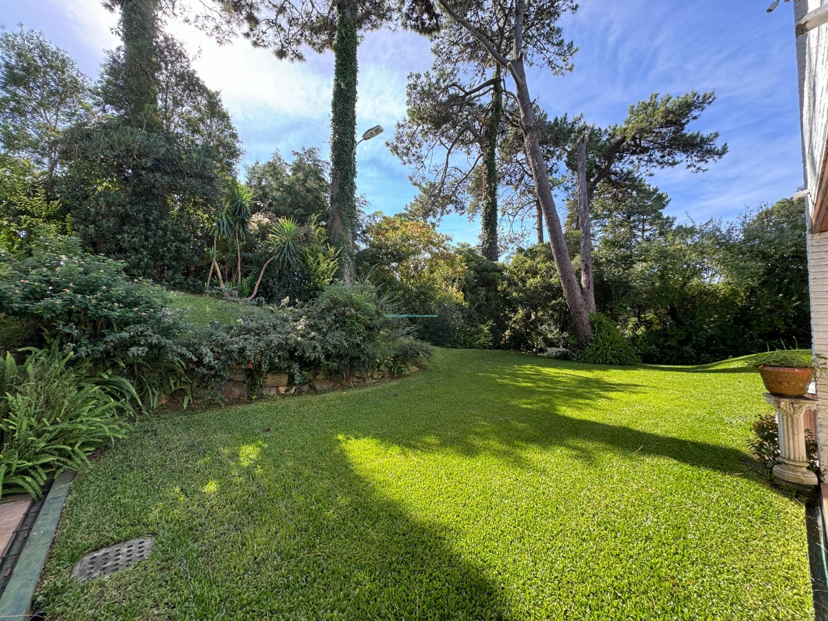 Casa ID.353 - Casa en venta 5 dormitorios en Playa Mansa, Punta del Este