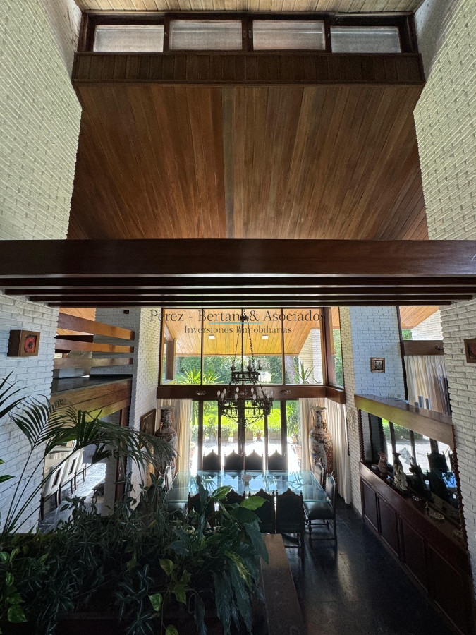Casa ID.353 - Casa en venta 5 dormitorios en Playa Mansa, Punta del Este