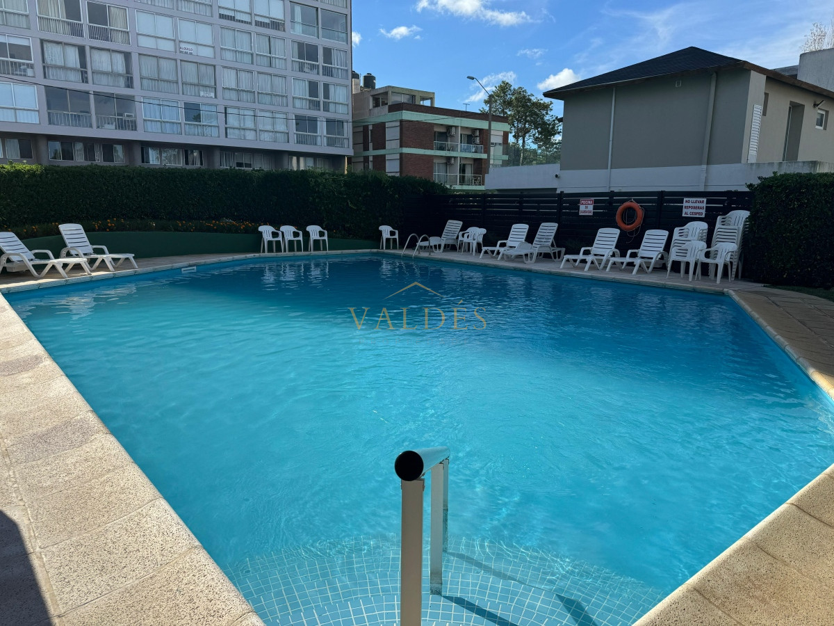 Apartamento ID.3349 - Apartamento en venta 2 dormitorios y medio, Playa Mansa, Punta del Este