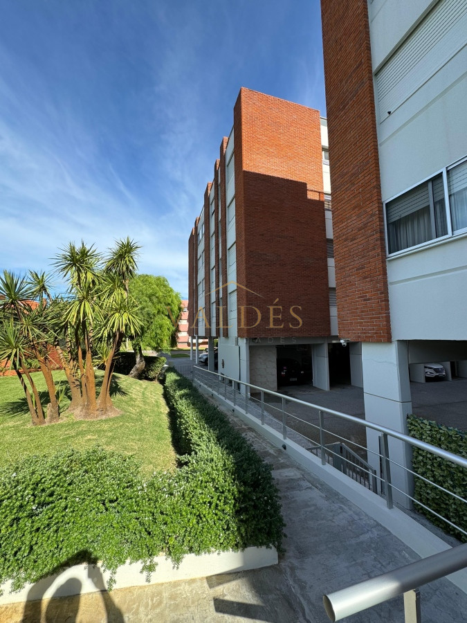 Apartamento ID.3349 - Apartamento en venta 2 dormitorios y medio, Playa Mansa, Punta del Este