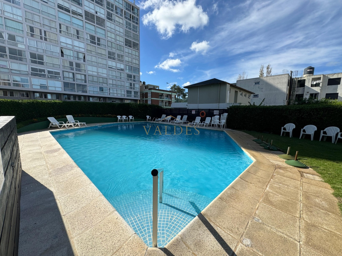 Apartamento ID.3349 - Apartamento en venta 2 dormitorios y medio, Playa Mansa, Punta del Este
