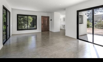 Casa a estrenar por Laguna del Sauce. Sistema tradicional con bloque celular (térmico). 3 dormitorios,  2 baños.