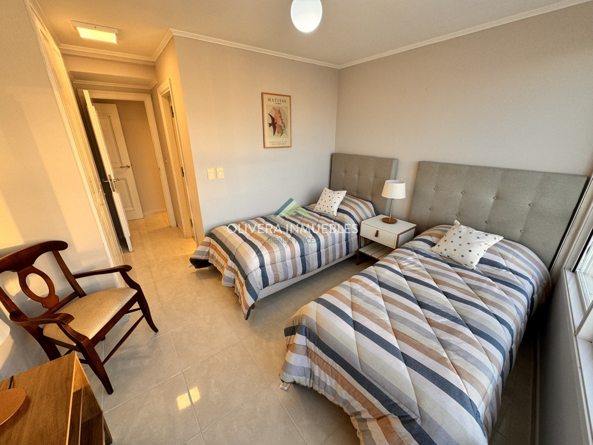 Apartamento ID.12358 - Apartamento en venta de 4 dormitorios en Playa Mansa, Punta del Este