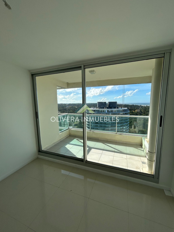 Apartamento ID.2222 - Apartamento en venta en Punta del Este, sobre la Avenida Roosvelt en Edificio Gala Vista