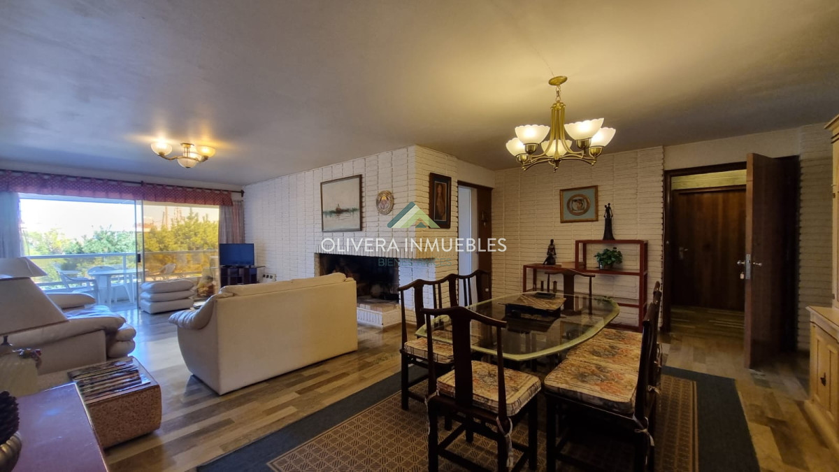 Apartamento ID.11812 - Apartamento en venta de 4 dormitorios en Playa Mansa Punta del Este
