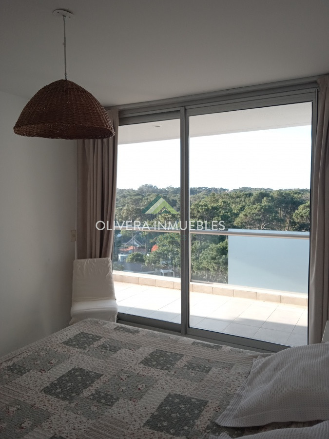 Apartamento ID.8139 - Amplio apartamento de 2 dormitorios y 2 baños, ubicado en un punto estratégico, cerca de todo, con terraza tipo patio.