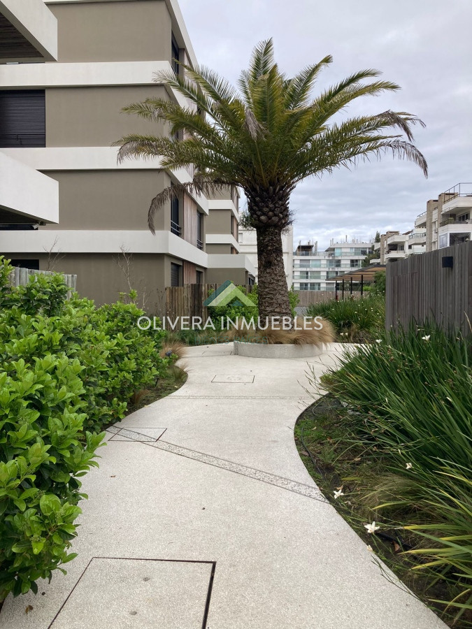 Apartamento ID.12476 - Apartamento en venta 3 dormitorios, con patio y una vista única al lago. 