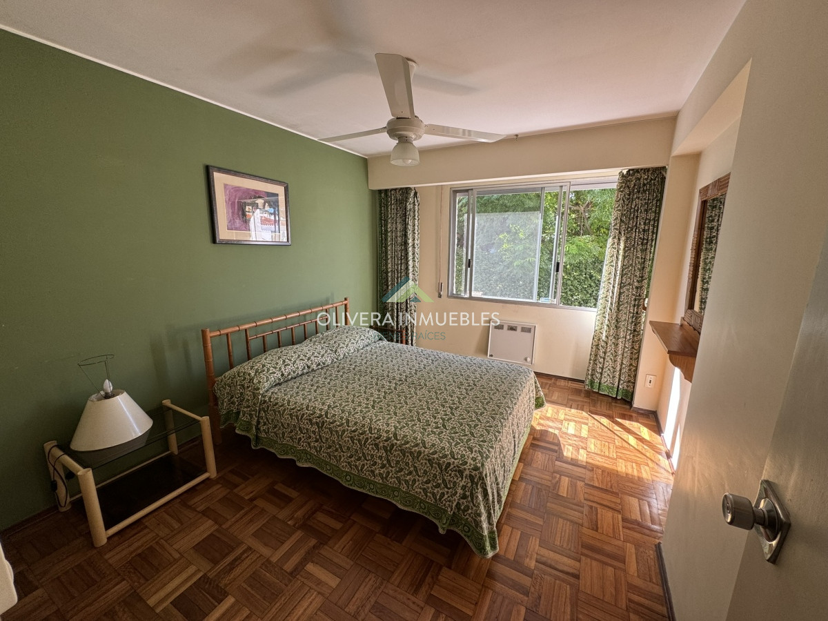 Apartamento ID.11812 - Apartamento en venta de 4 dormitorios en Playa Mansa Punta del Este