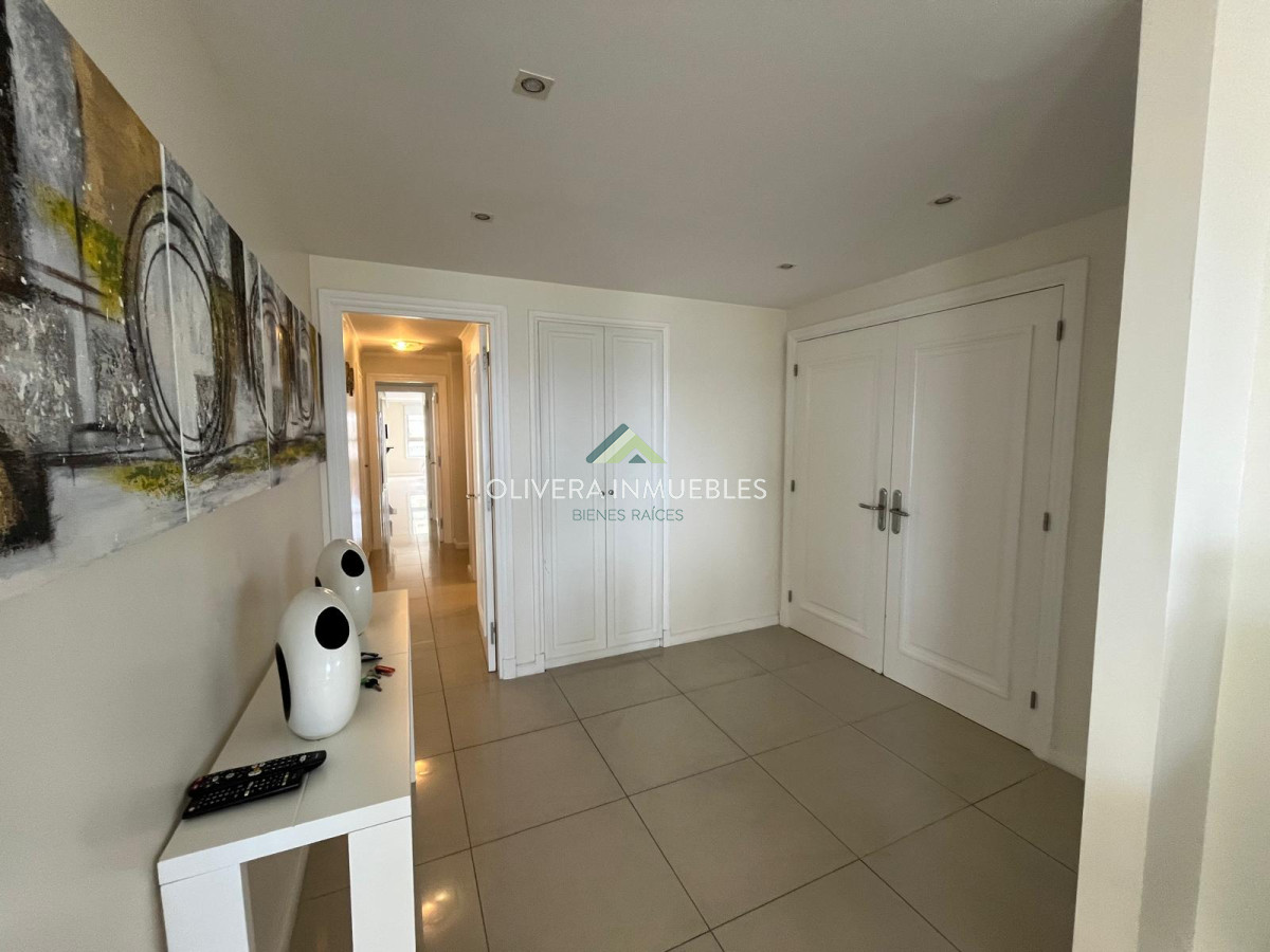 Apartamento ID.12205 - Apartamento en venta de 4 dormitorios en Playa Brava, Punta del Este