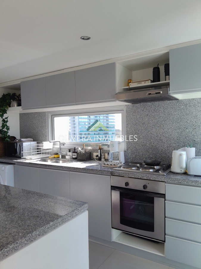 Apartamento ID.8139 - Amplio apartamento de 2 dormitorios y 2 baños, ubicado en un punto estratégico, cerca de todo, con terraza tipo patio.