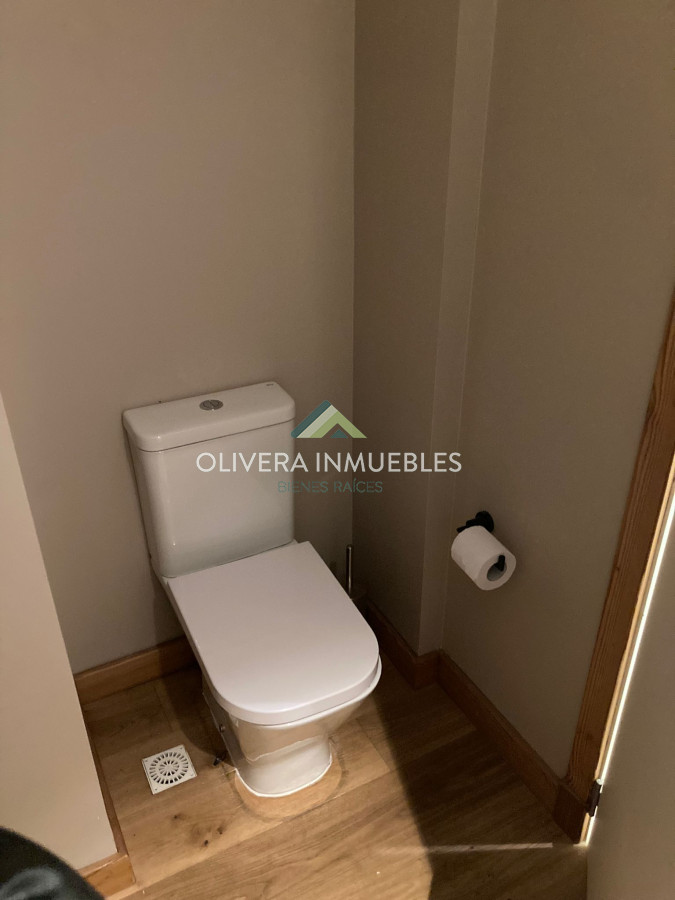Apartamento ID.12476 - Apartamento en venta 3 dormitorios, con patio y una vista única al lago. 