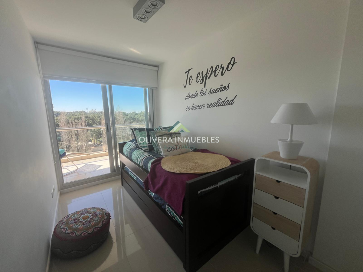 Apartamento ID.8788 - Apartamento tipo casa, con amplia terraza. 2 dormitorios 2 baños.