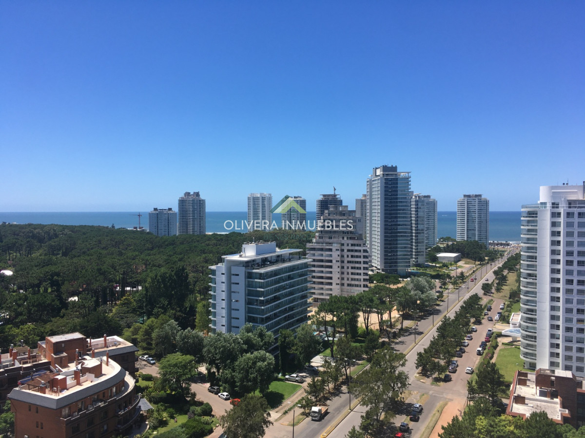 Apartamento ID.2267 - Apartamento en venta en Punta del Este, sobre la Avenida Roosevelt en Edificio Gala Vista.