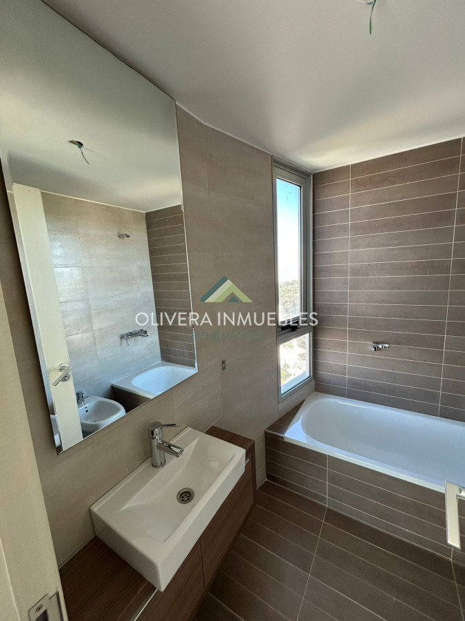 Apartamento ID.2222 - Apartamento en venta en Punta del Este, sobre la Avenida Roosvelt en Edificio Gala Vista