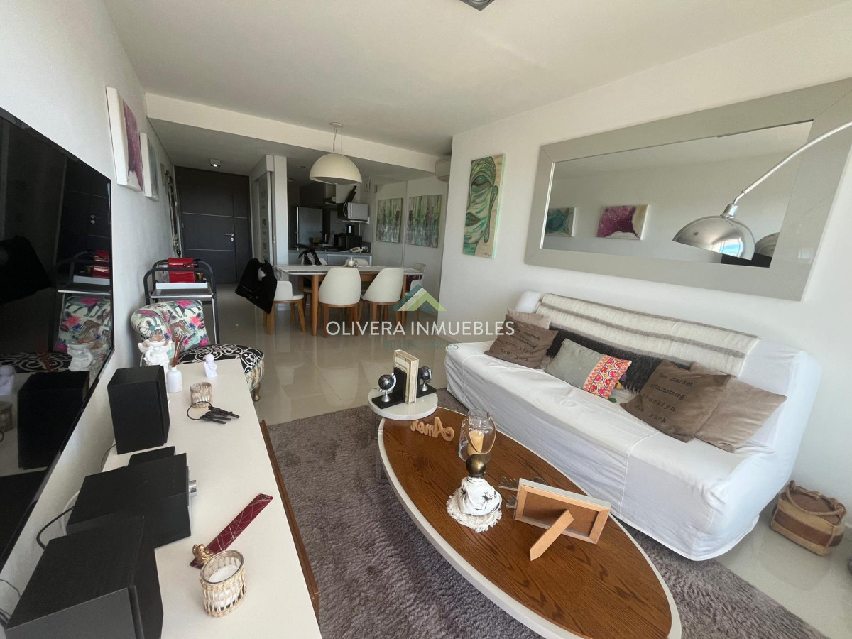 Apartamento ID.8788 - Apartamento tipo casa, con amplia terraza. 2 dormitorios 2 baños.