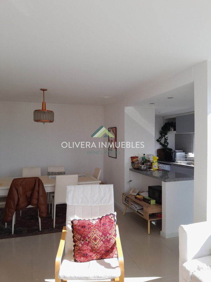 Apartamento ID.8139 - Amplio apartamento de 2 dormitorios y 2 baños, ubicado en un punto estratégico, cerca de todo, con terraza tipo patio.