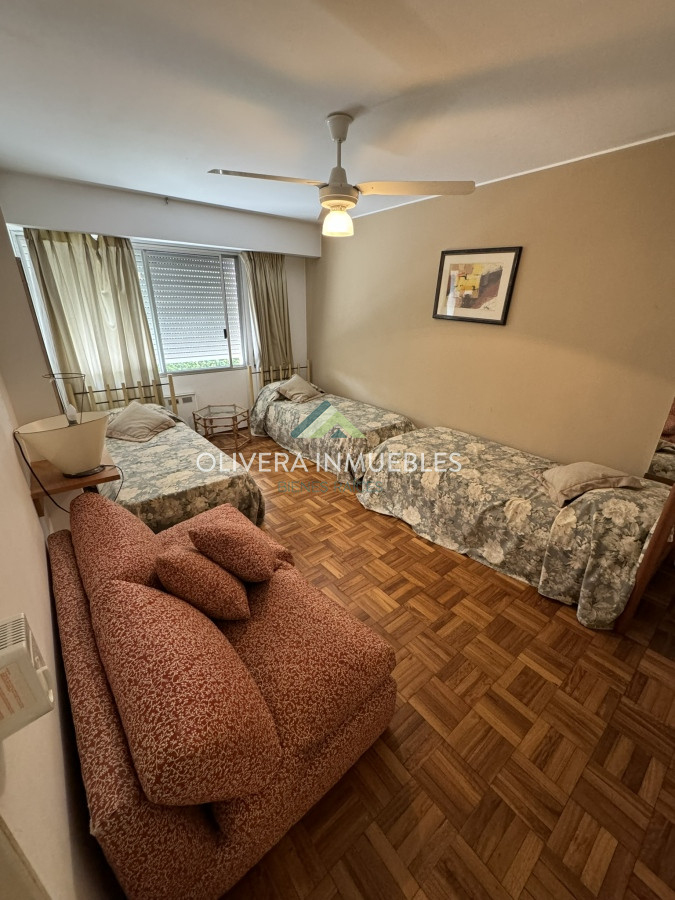 Apartamento ID.11812 - Apartamento en venta de 4 dormitorios en Playa Mansa Punta del Este