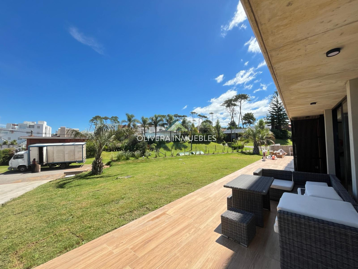 Apartamento ID.11435 - Apartamento en venta, alquiler anual o alquiler de verano  de 2 dormitorio en Playa Mansa, Punta del Este