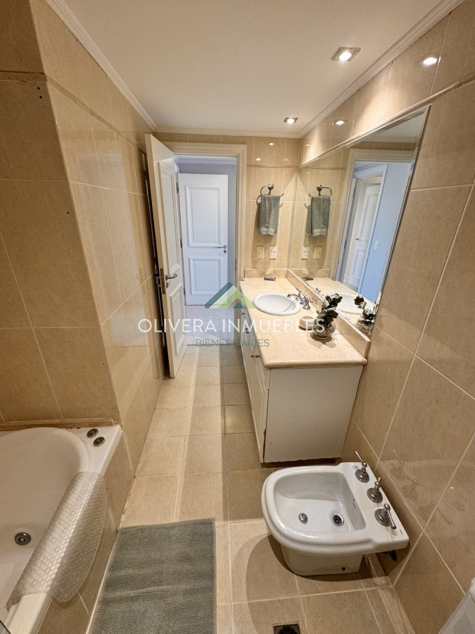Apartamento ID.12358 - Apartamento en venta de 4 dormitorios en Playa Mansa, Punta del Este