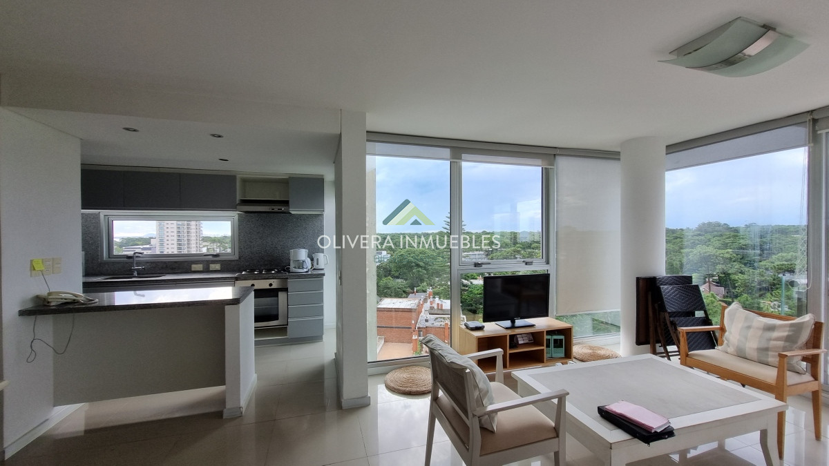 Apartamento ID.8139 - Amplio apartamento de 2 dormitorios y 2 baños, ubicado en un punto estratégico, cerca de todo, con terraza tipo patio.