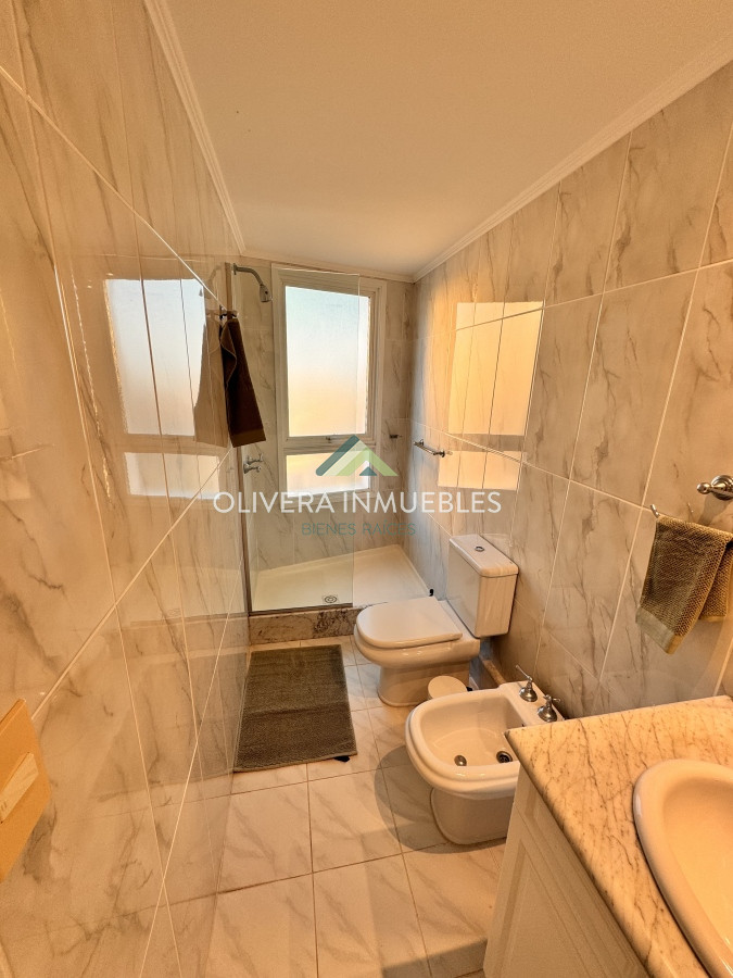 Apartamento ID.12358 - Apartamento en venta de 4 dormitorios en Playa Mansa, Punta del Este