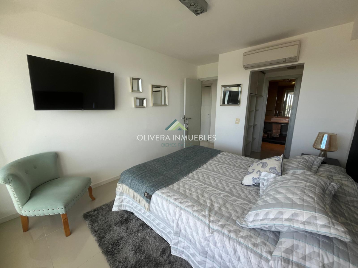 Apartamento ID.8788 - Apartamento tipo casa, con amplia terraza. 2 dormitorios 2 baños.