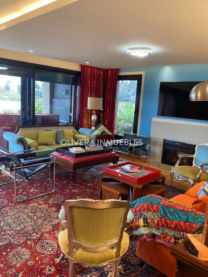 Apartamento ID.12476 - Apartamento en venta 3 dormitorios, con patio y una vista única al lago. 
