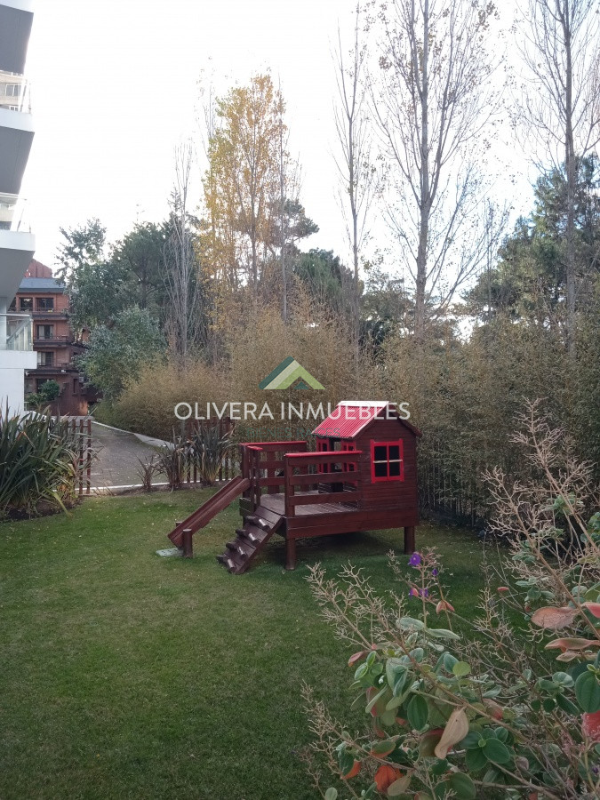 Apartamento ID.8139 - Amplio apartamento de 2 dormitorios y 2 baños, ubicado en un punto estratégico, cerca de todo, con terraza tipo patio.