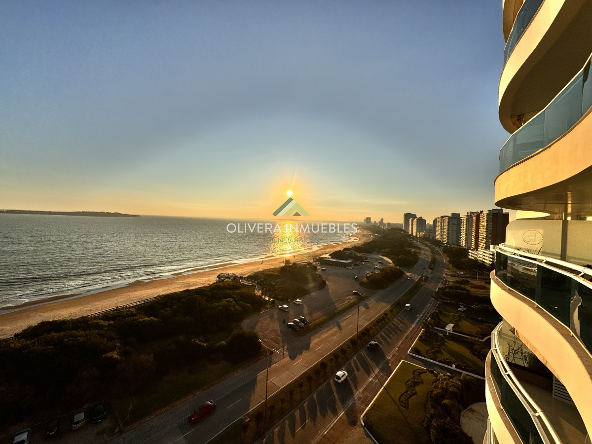 Apartamento ID.12358 - Apartamento en venta de 4 dormitorios en Playa Mansa, Punta del Este