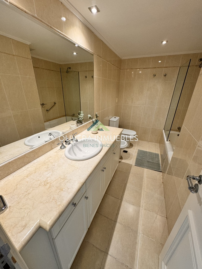 Apartamento ID.12358 - Apartamento en venta de 4 dormitorios en Playa Mansa, Punta del Este