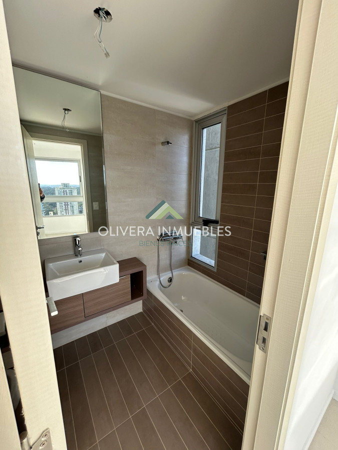 Apartamento ID.2232 - Apartamento en venta en Punta del Este, sobre la Avenida Roosvelt en Edificio Gala Vista