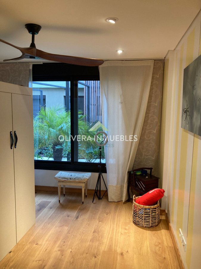 Apartamento ID.12476 - Apartamento en venta 3 dormitorios, con patio y una vista única al lago. 