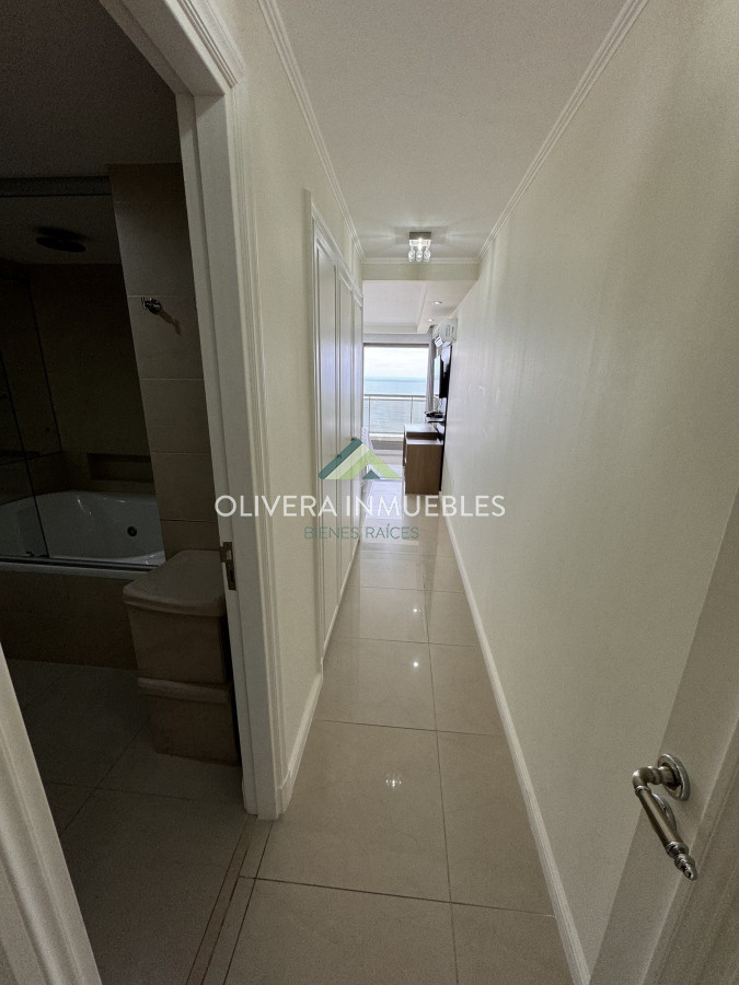Apartamento ID.12205 - Apartamento en venta de 4 dormitorios en Playa Brava, Punta del Este