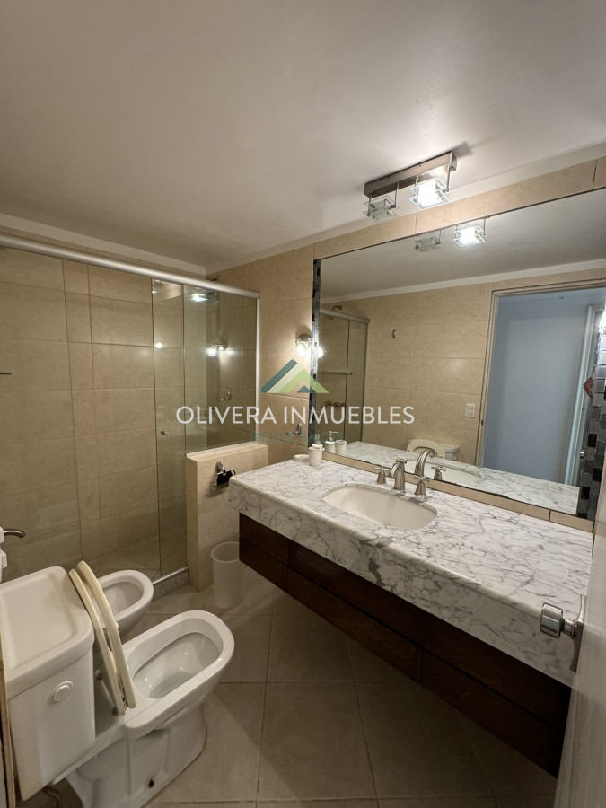 Apartamento ID.11812 - Apartamento en venta de 4 dormitorios en Playa Mansa Punta del Este