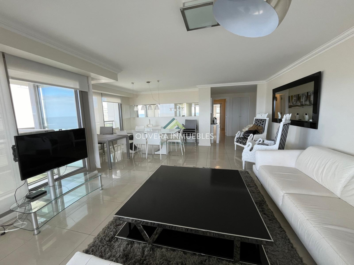 Apartamento ID.12205 - Apartamento en venta de 4 dormitorios en Playa Brava, Punta del Este