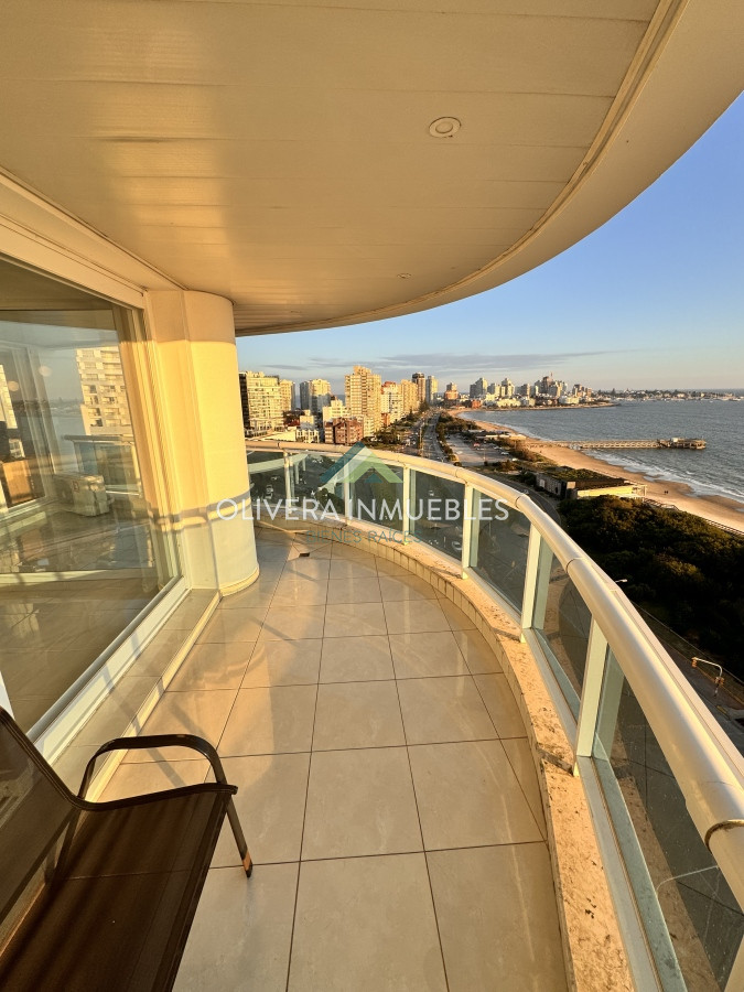 Apartamento ID.12358 - Apartamento en venta de 4 dormitorios en Playa Mansa, Punta del Este