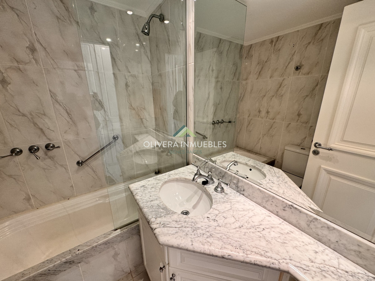 Apartamento ID.12358 - Apartamento en venta de 4 dormitorios en Playa Mansa, Punta del Este