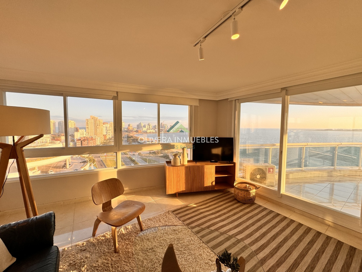Apartamento ID.12358 - Apartamento en venta de 4 dormitorios en Playa Mansa, Punta del Este