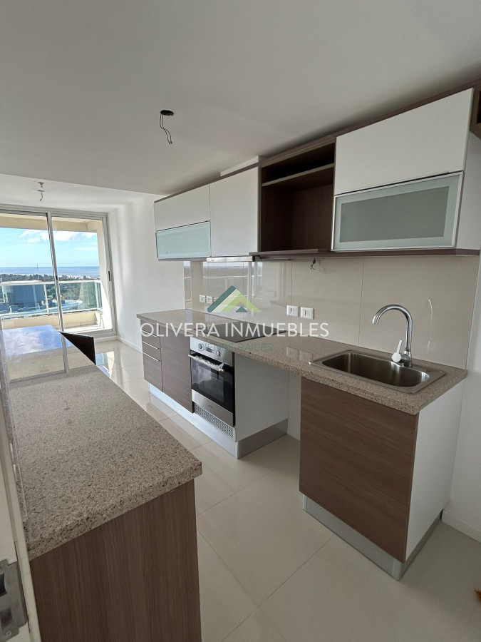 Apartamento ID.2232 - Apartamento en venta en Punta del Este, sobre la Avenida Roosvelt en Edificio Gala Vista