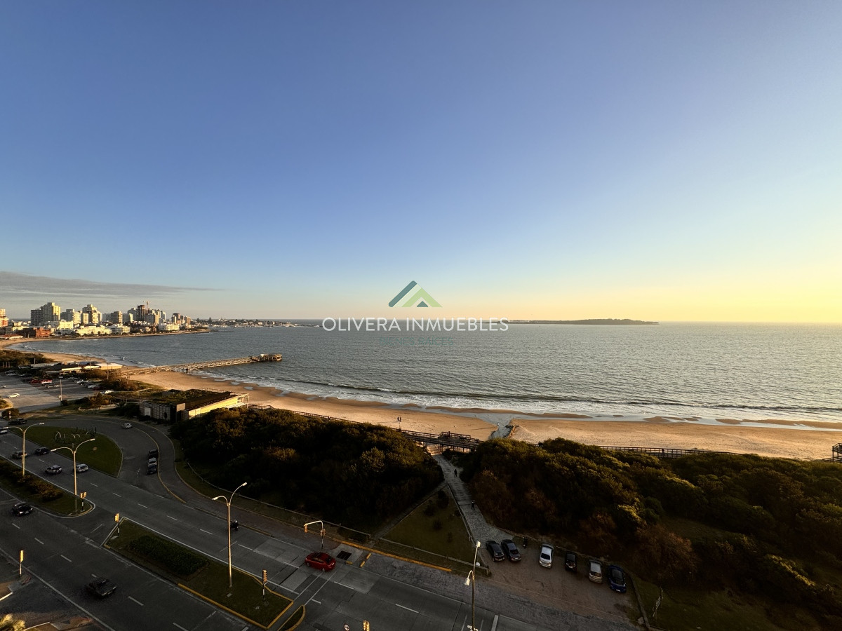 Apartamento ID.12358 - Apartamento en venta de 4 dormitorios en Playa Mansa, Punta del Este