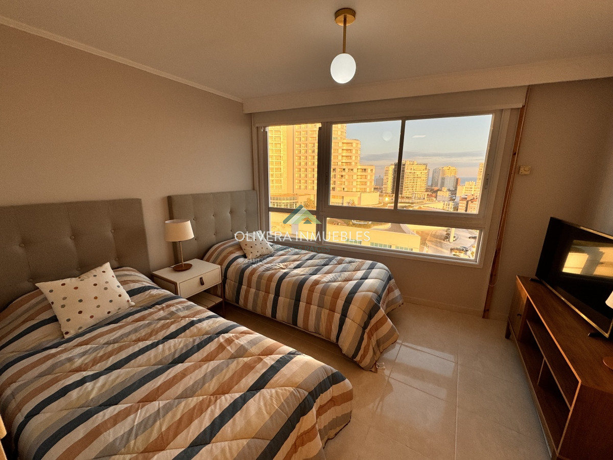 Apartamento ID.12358 - Apartamento en venta de 4 dormitorios en Playa Mansa, Punta del Este