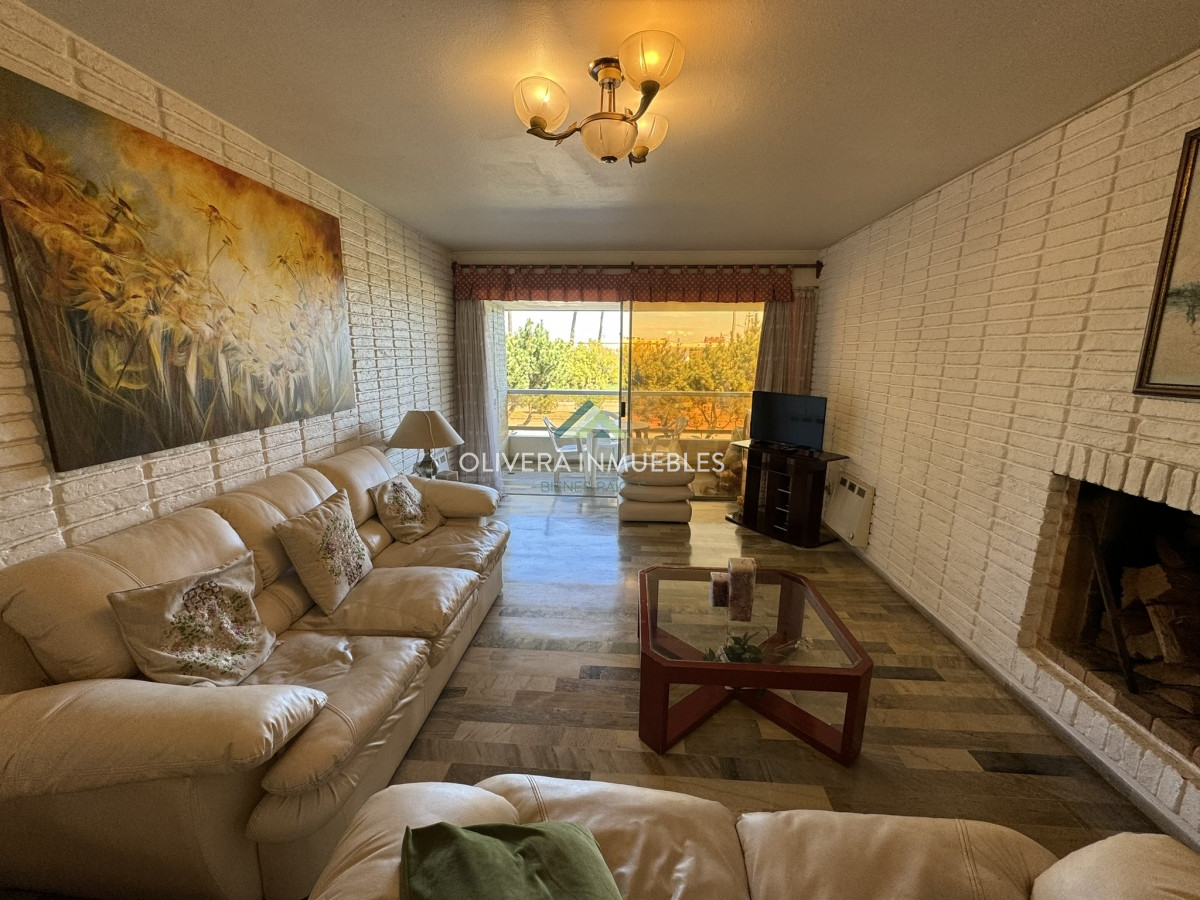 Apartamento ID.11812 - Apartamento en venta de 4 dormitorios en Playa Mansa Punta del Este