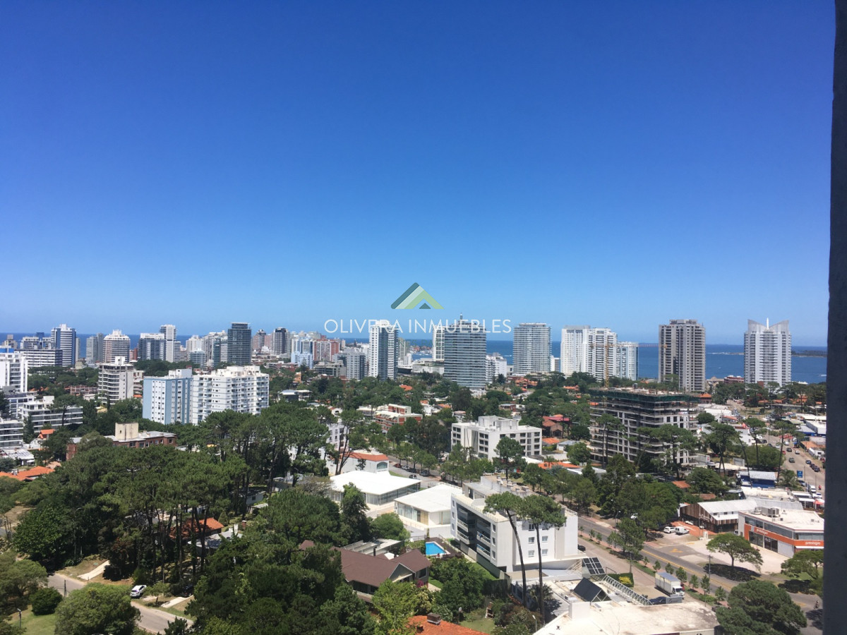 Apartamento ID.2267 - Apartamento en venta en Punta del Este, sobre la Avenida Roosevelt en Edificio Gala Vista.