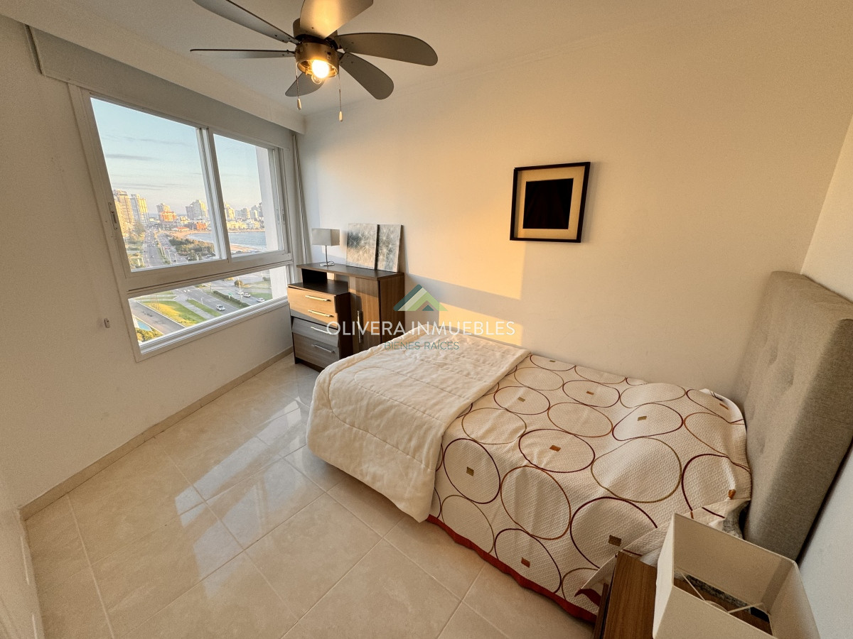 Apartamento ID.12358 - Apartamento en venta de 4 dormitorios en Playa Mansa, Punta del Este