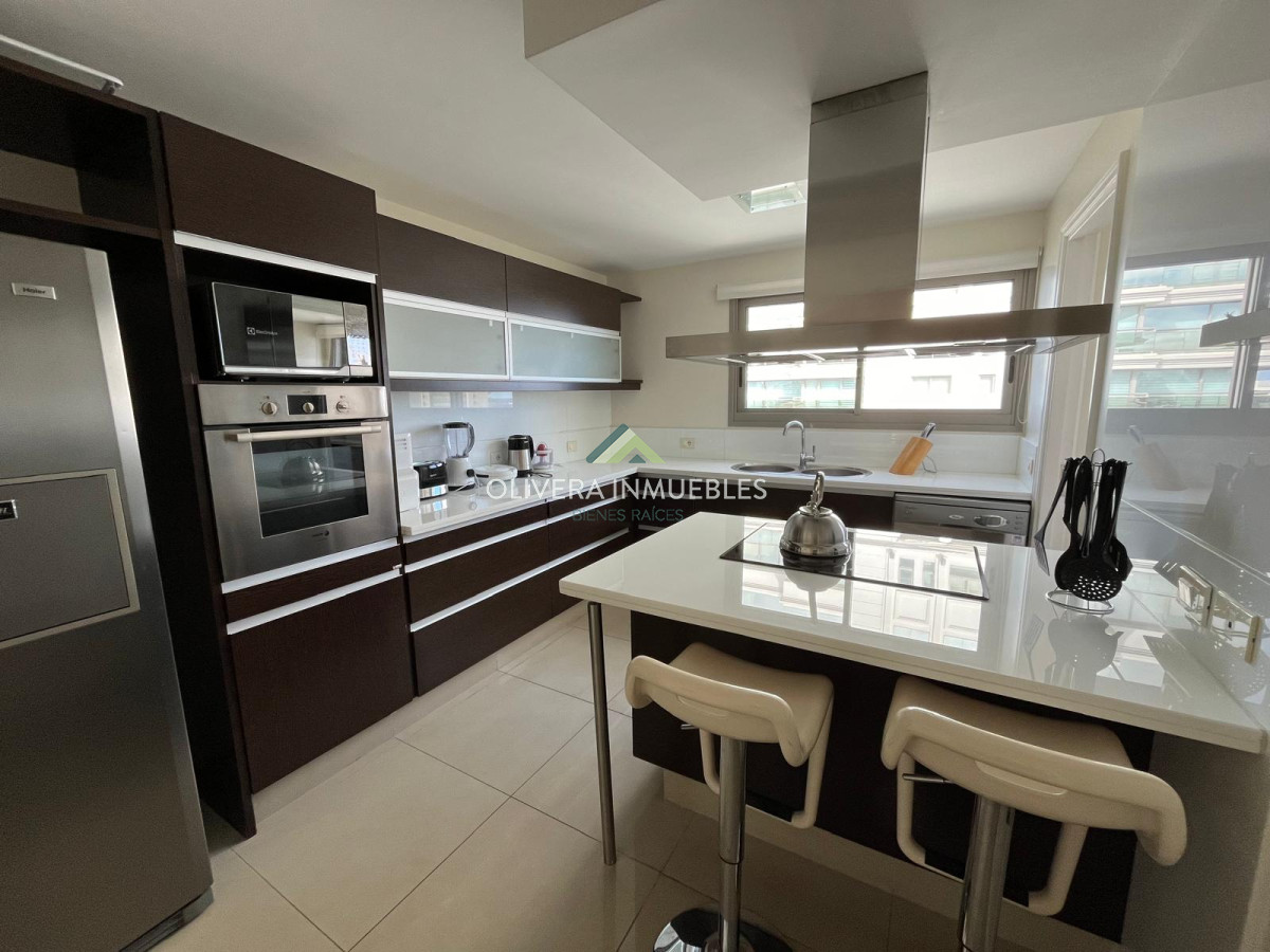 Apartamento ID.12205 - Apartamento en venta de 4 dormitorios en Playa Brava, Punta del Este