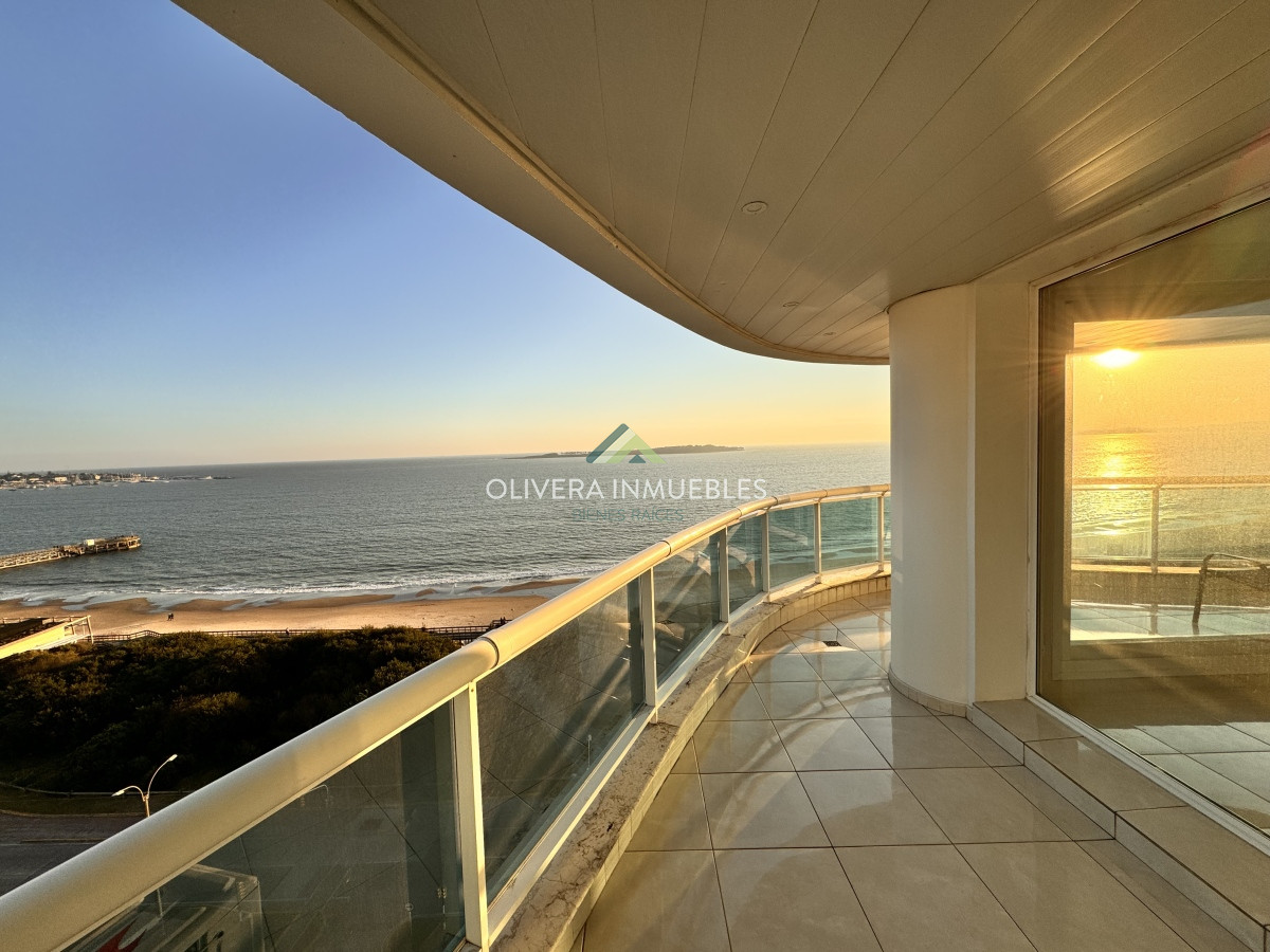 Apartamento ID.12358 - Apartamento en venta de 4 dormitorios en Playa Mansa, Punta del Este