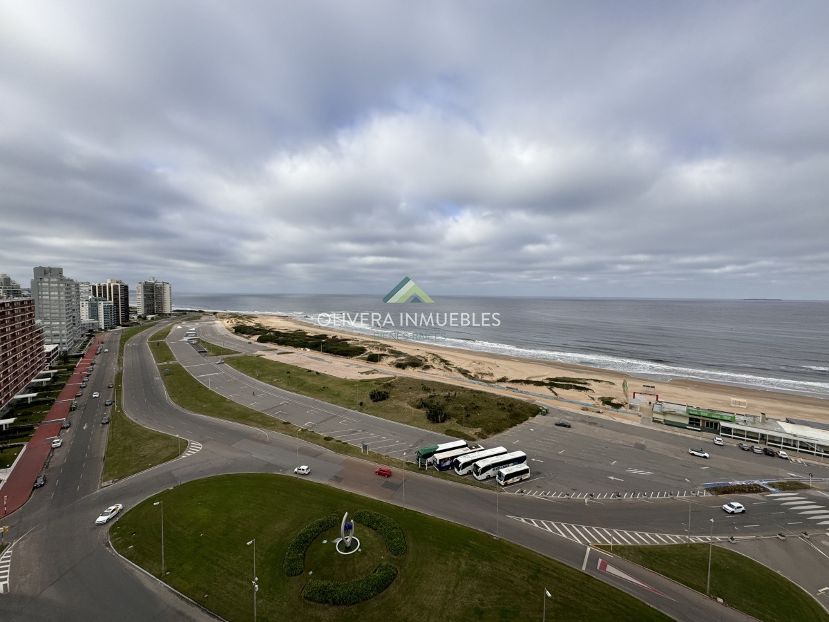 Apartamento ID.12205 - Apartamento en venta de 4 dormitorios en Playa Brava, Punta del Este