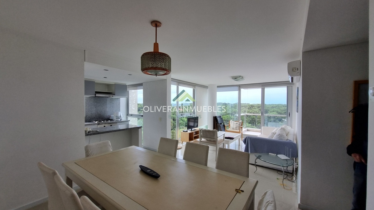 Apartamento ID.8139 - Amplio apartamento de 2 dormitorios y 2 baños, ubicado en un punto estratégico, cerca de todo, con terraza tipo patio.